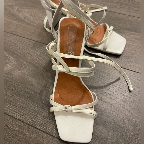 L’intervalle strappy white heels 🤍🦢🕊️ - Picture 3 of 8